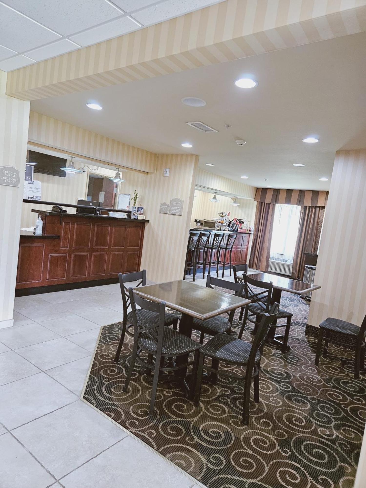 Cobblestone Inn & Suites - Bloomfield Eksteriør billede